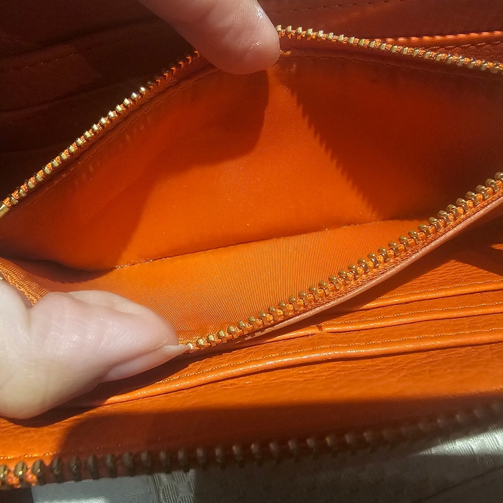 Tory Burch Zip around wallet Enamel Medallion Logo Orange Pebbled leather EUC - Picture 6 of 16
